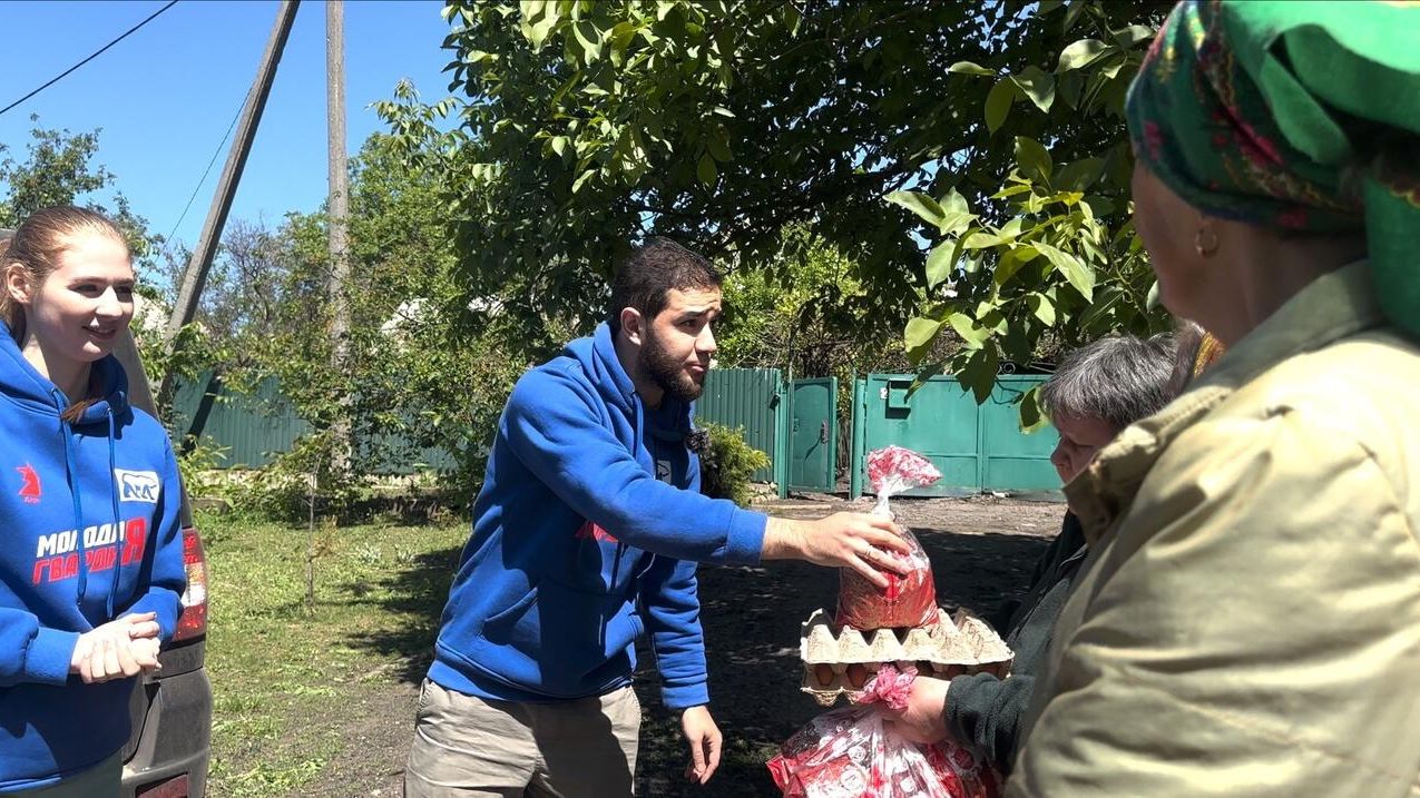 Волонтеры движения Молодая гвардия поздравили жителей прифронтовых районов с великим праздником Пасхи Волонтеры движения Молодая гвардия поздравили жителей прифронтовых районов с великим праздником Пасхи - РИА Новости, 1920, 05.05.2024