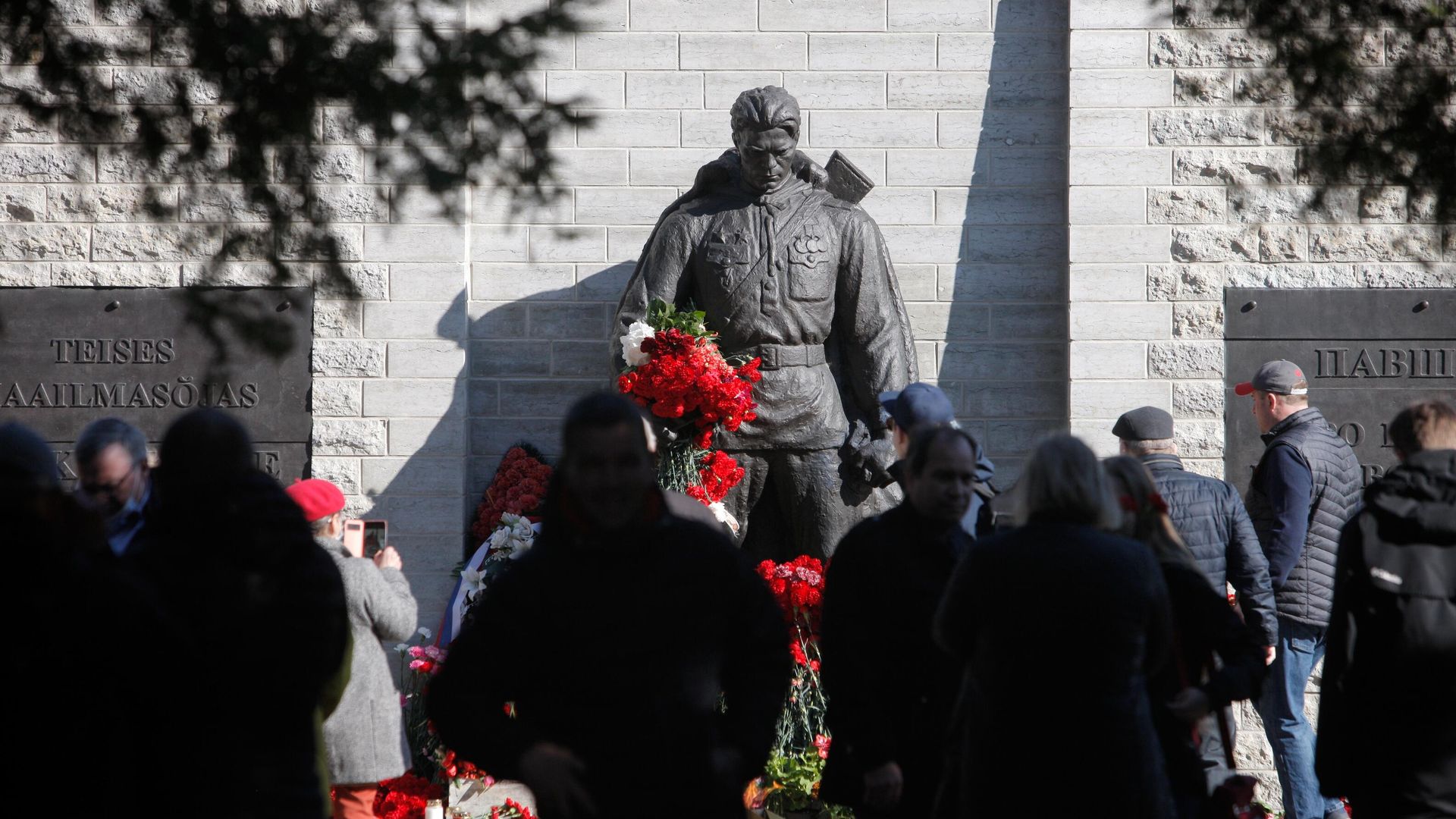 Возложение цветов к монументу Павшим во Второй мировой войне на Военном кладбище в Таллине в День годовщины Победы в Великой Отечественной войне Возложение цветов к монументу Павшим во Второй мировой войне на Военном кладбище в Таллине в День годовщины Победы в Великой Отечественной войне - РИА Новости, 1920, 06.05.2024