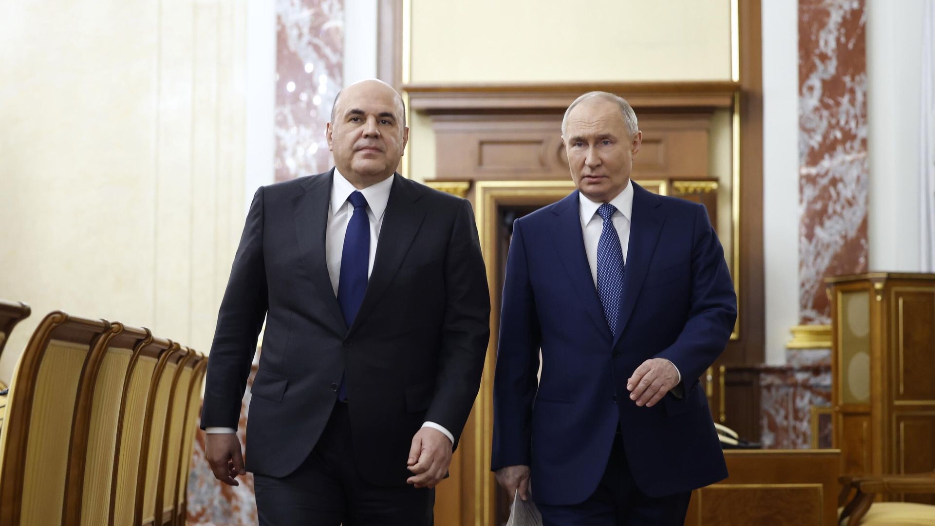 Президент РФ Владимир Путин и председатель правительства РФ Михаил Мишустин перед началом встречи с членами правительства РФ. 6 мая 2024 - РИА Новости, 1920, 06.05.2024