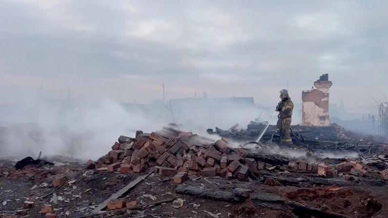 Тушение пожара в дачном кооперативе в Вихоревке в Братском районе Иркутской области Тушение пожара в дачном кооперативе в Вихоревке в Братском районе Иркутской области - РИА Новости, 1920, 06.05.2024