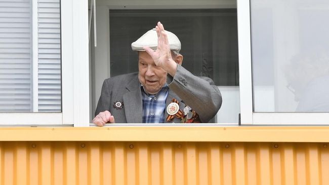 Небольшой праздничный концерт во дворе ветерана Великой Отечественной войны Василия Фоменко 