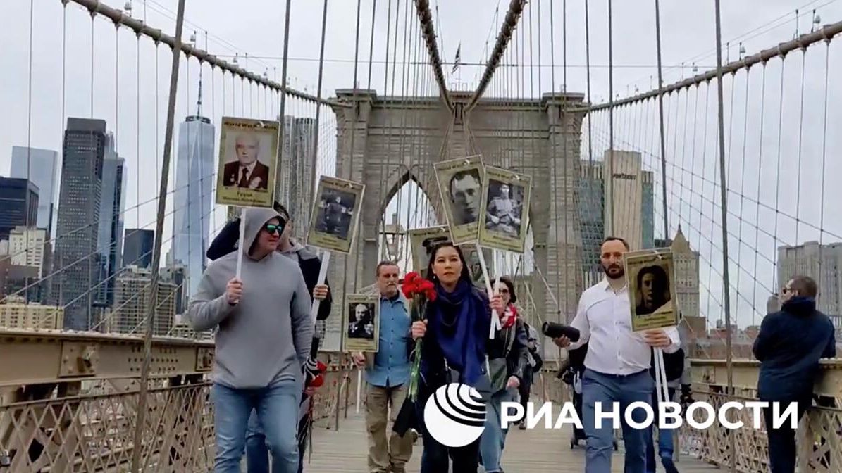 Шествие в память о фронтовиках Великой Отечественной на Бруклинском мосту в Нью-Йорке. 7 мая 2024 Шествие в память о фронтовиках Великой Отечественной на Бруклинском мосту в Нью-Йорке. 7 мая 2024 - РИА Новости, 1920, 07.05.2024