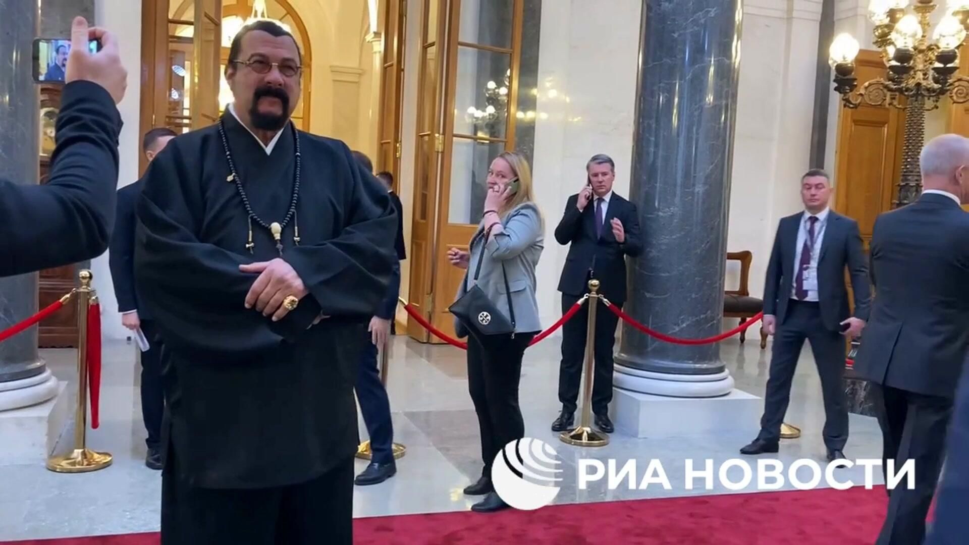 Стивен Сигал перед церемонией инаугурации президента Стивен Сигал перед церемонией инаугурации президента - РИА Новости, 1920, 07.05.2024
