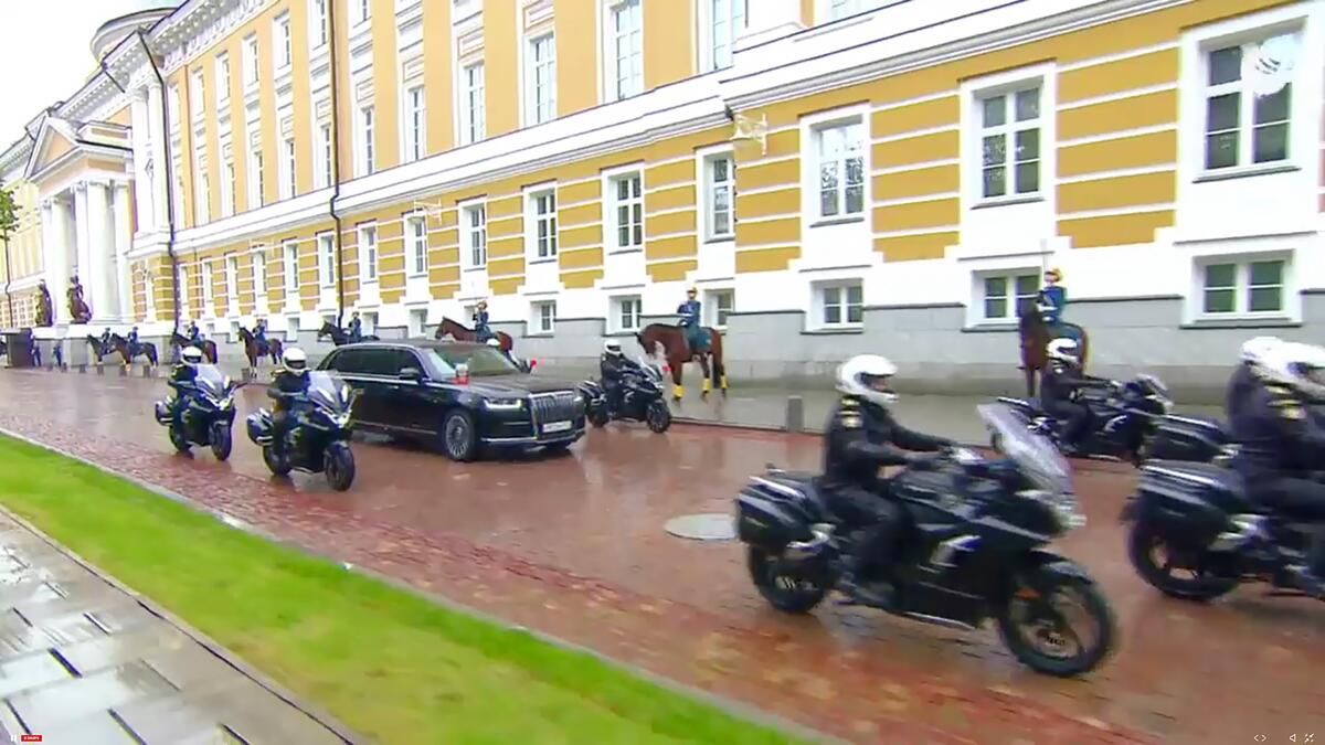Путин поехал на инаугурацию на обновленном лимузине Aurus Senat Путин поехал на инаугурацию на обновленном лимузине Aurus Senat - РИА Новости, 1920, 07.05.2024