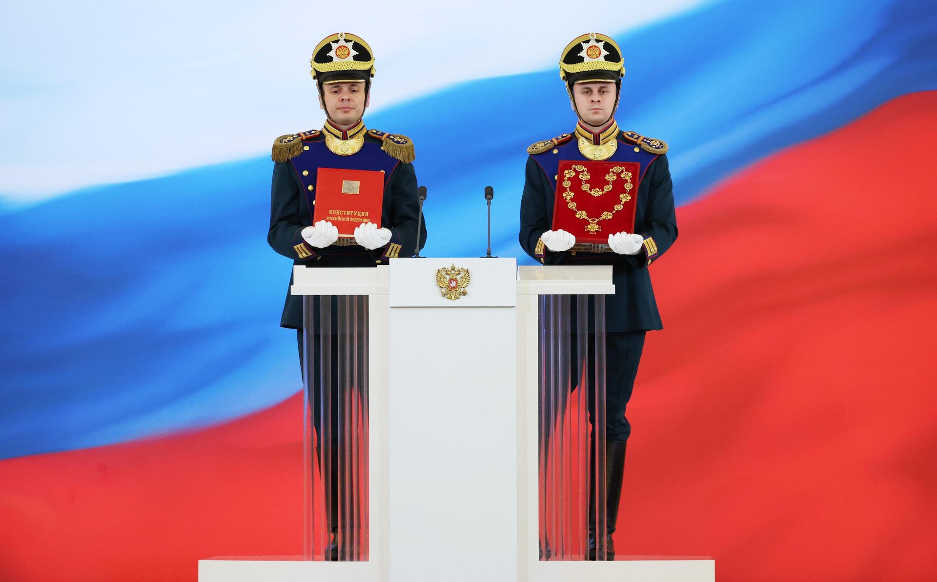 Солдаты Президентского полка внесли специальный экземпляр Конституции и знак президента на церемонию инаугурации президента РФ Владимира Путина в Кремле Солдаты Президентского полка внесли специальный экземпляр Конституции и знак президента на церемонию инаугурации президента РФ Владимира Путина в Кремле - РИА Новости, 1920, 07.05.2024