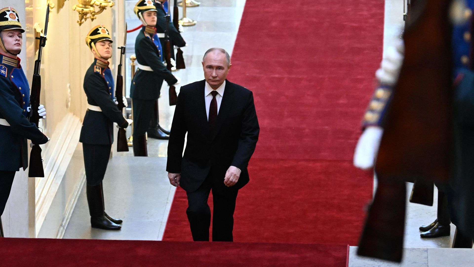 Избранный президент РФ Владимир Путин перед началом церемонии инаугурации в Кремле Избранный президент РФ Владимир Путин перед началом церемонии инаугурации в Кремле - РИА Новости, 1920, 07.05.2024