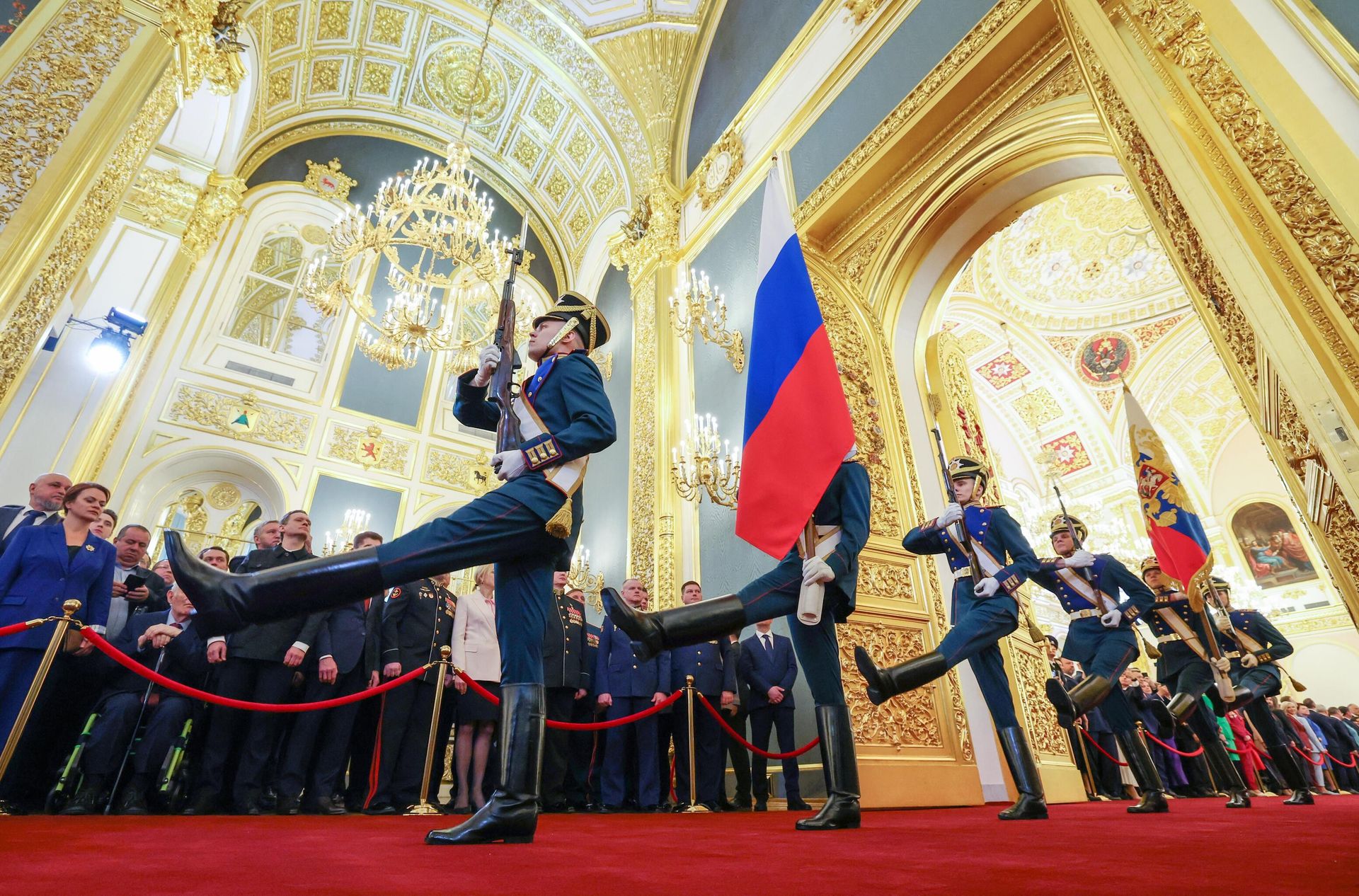 Солдаты Президентского полка вносят государственный флаг на церемонию инаугурации президента РФ Владимира Путина в Кремле Солдаты Президентского полка вносят государственный флаг на церемонию инаугурации президента РФ Владимира Путина в Кремле - РИА Новости, 1920, 07.05.2024