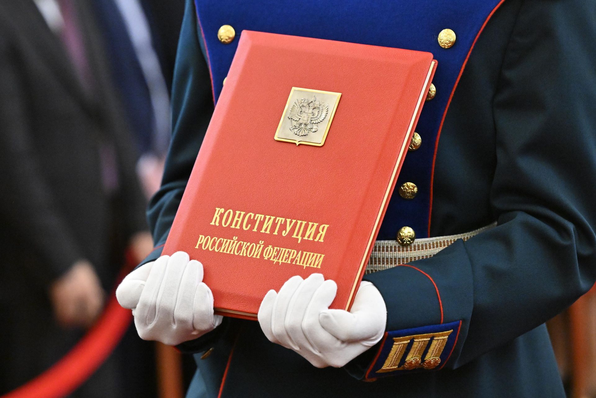 Солдат Президентского полка вносит специальный экземпляр Конституции на церемонию инаугурации президента РФ Владимира Путина в Кремле Солдат Президентского полка вносит специальный экземпляр Конституции на церемонию инаугурации президента РФ Владимира Путина в Кремле - РИА Новости, 1920, 07.05.2024