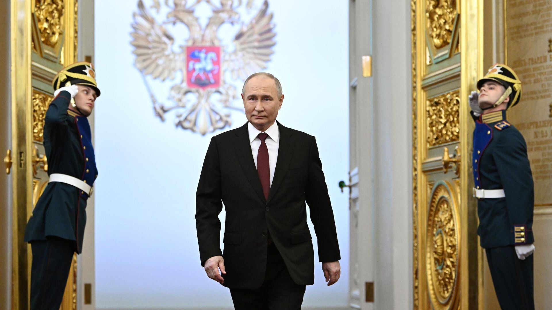 Избранный президент России Владимир Путин перед началом церемонии инаугурации в Кремле Избранный президент России Владимир Путин перед началом церемонии инаугурации в Кремле - РИА Новости, 1920, 07.05.2024