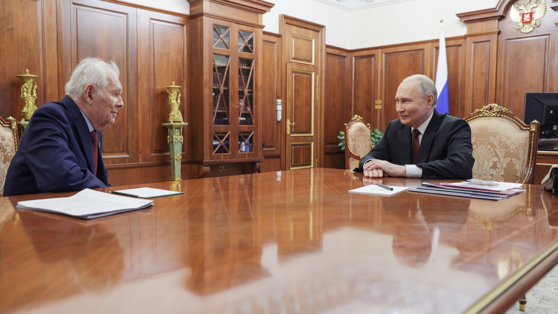 Президент РФ Владимир Путин и президент Национальной медицинской палаты Леонид Рошаль во время встречи Президент РФ Владимир Путин и президент Национальной медицинской палаты Леонид Рошаль во время встречи - РИА Новости, 1920, 07.05.2024
