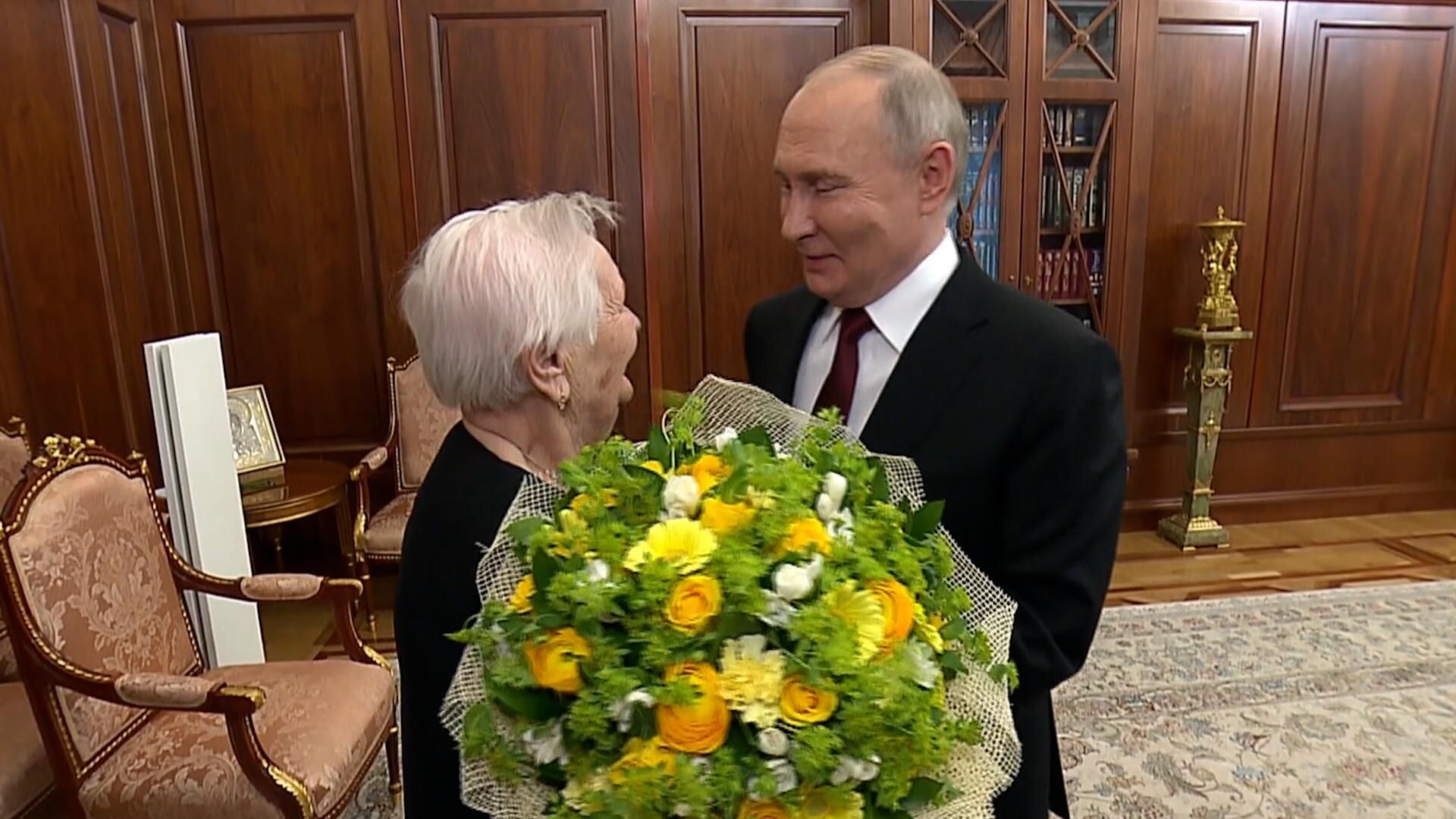 Встреча Путина со своей школьной учительницей Верой Гуревич Встреча Путина со своей школьной учительницей Верой Гуревич - РИА Новости, 1920, 07.05.2024