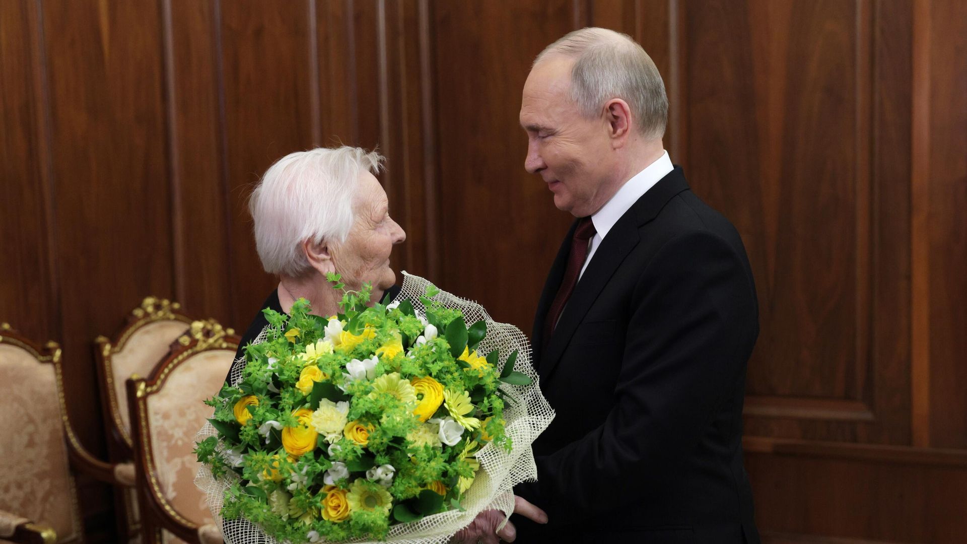 Президент России Владимир Путин и его школьная учительница Вера Дмитриевна Гуревич во время встречи Президент России Владимир Путин и его школьная учительница Вера Дмитриевна Гуревич во время встречи - РИА Новости, 1920, 29.08.2026
