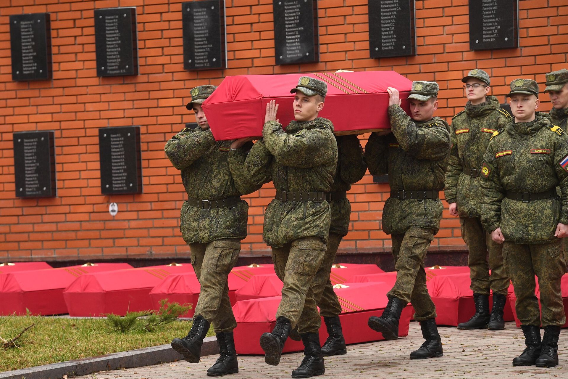 Военнослужащие на церемонии перезахоронения останков 138-и бойцов РККА (Рабоче-крестьянская Красная армия), погибших и умерших от ран в годы Великой Отечественной Войны 1941-1945 гг., на Воинском Мемориале в деревне Мокрое Московской области. Военнослужащие на церемонии перезахоронения останков 138-и бойцов РККА (Рабоче-крестьянская Красная армия), погибших и умерших от ран в годы Великой Отечественной Войны 1941-1945 гг., на Воинском Мемориале в деревне Мокрое Московской области.