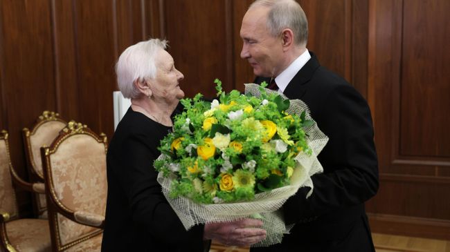 Президент РФ Владимир Путин и его школьная учительница Вера Дмитриевна Гуревич во время встречи