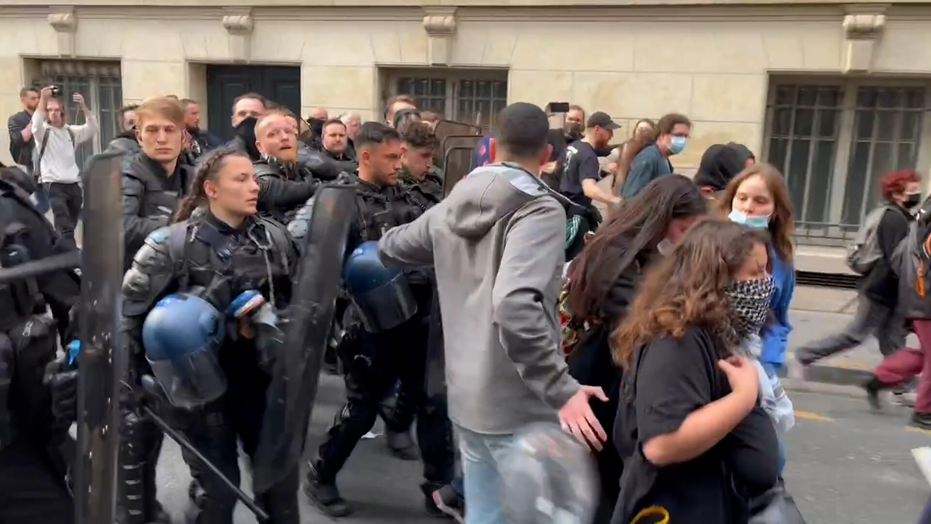 Столкновения между полицией и участниками пропалестинской акции в Париже Столкновения между полицией и участниками пропалестинской акции в Париже - РИА Новости, 1920, 07.05.2024