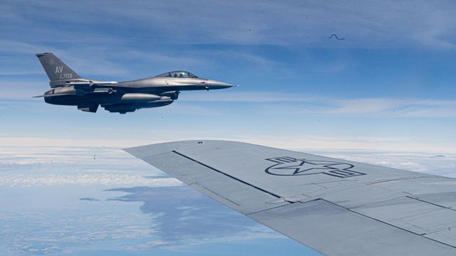 Самолет F-16