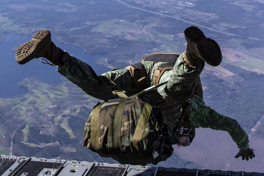 Военнослужащий армии США во время прыжка с парашютом на учениях НАТО Swift Response в Скиллингариде, Швеция - РИА Новости, 1920, 29.07.2026