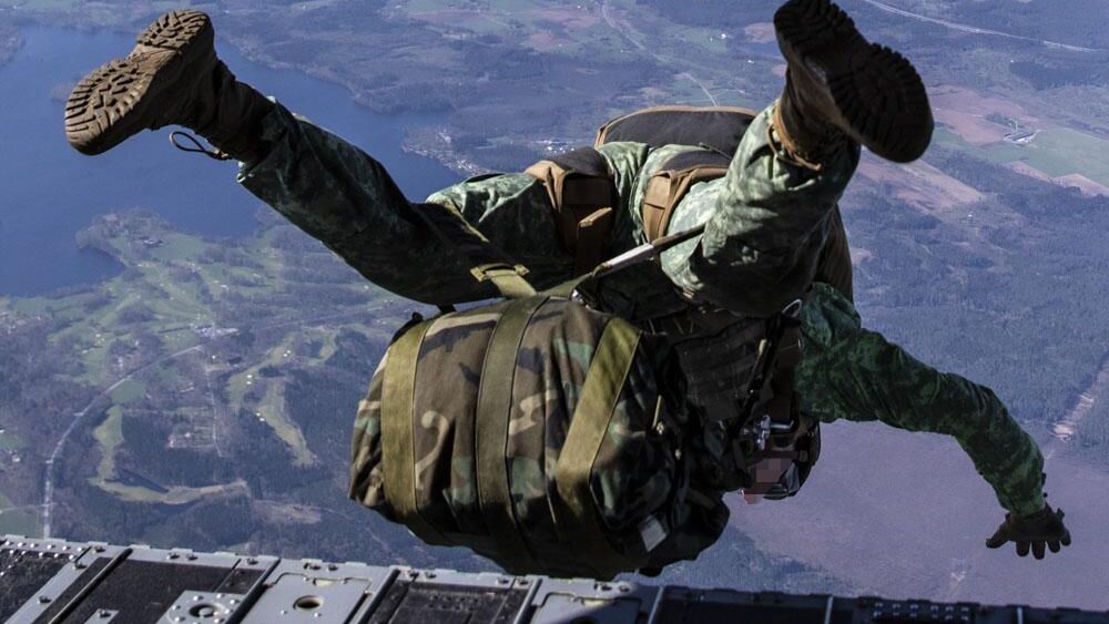 Военнослужащий армии США во время прыжка с парашютом на учениях НАТО Swift Response в Скиллингариде, Швеция Военнослужащий армии США во время прыжка с парашютом на учениях НАТО Swift Response в Скиллингариде, Швеция - РИА Новости, 1920, 08.05.2024