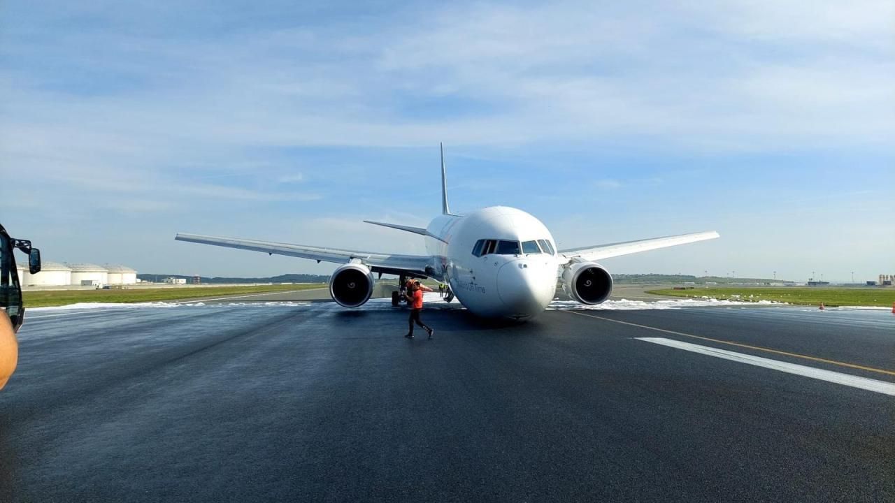 Грузовой самолет Boeing-767 совершил посадку в Новом аэропорту Стамбула с нераскрытой передней стойкой шасси Грузовой самолет Boeing-767 совершил посадку в Новом аэропорту Стамбула с нераскрытой передней стойкой шасси - РИА Новости, 1920, 08.05.2024