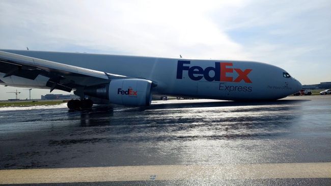 Грузовой самолет Boeing-767 с нераскрытой передней стойкой шасси