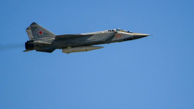 Многоцелевой истребитель МиГ-31 с гиперзвуковой ракетой Кинжал 