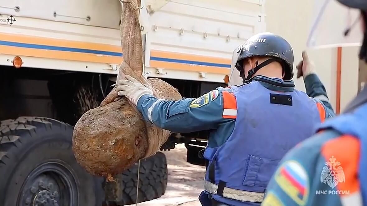 Транспортировка авиабомбы времен Великой Отечественной войны в Калининградской области Транспортировка авиабомбы времен Великой Отечественной войны в Калининградской области - РИА Новости, 1920, 08.05.2024