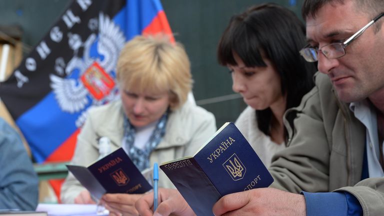 Голосование на референдуме о статусе самопровозглашенной Донецкой народной республики на избирательном участке в Москве Голосование на референдуме о статусе самопровозглашенной Донецкой народной республики на избирательном участке в Москве