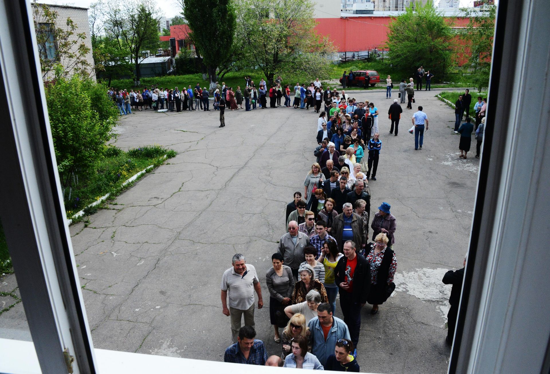 Жители Донецка ожидают очереди для голосования на референдуме о статусе самопровозглашенной Донецкой народной республики на избирательном участке в школе №147 Жители Донецка ожидают очереди для голосования на референдуме о статусе самопровозглашенной Донецкой народной республики на избирательном участке в школе №147 - РИА Новости, 1920, 20.05.2024