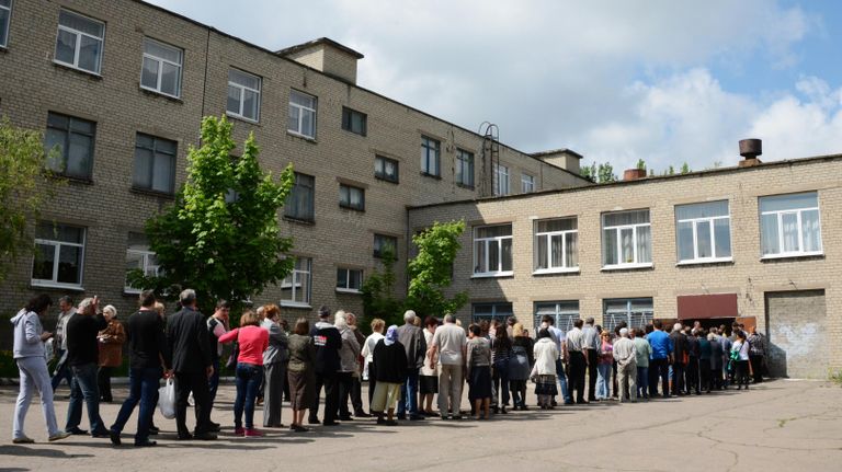 Жители Донецка ожидают очереди для голосования на референдуме о статусе самопровозглашенной Донецкой народной республики на избирательном участке в школе №147 Жители Донецка ожидают очереди для голосования на референдуме о статусе самопровозглашенной Донецкой народной республики на избирательном участке в школе №147