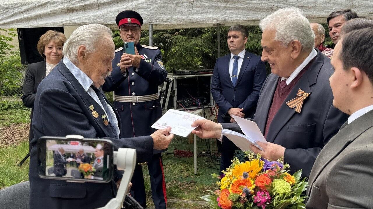 Посол России в Германии Сергей Нечаев вручает личные поздравления президента РФ Владимира Путина ветеранам Великой Отечественной войны в Дрездене Посол России в Германии Сергей Нечаев вручает личные поздравления президента РФ Владимира Путина ветеранам Великой Отечественной войны в Дрездене - РИА Новости, 1920, 08.05.2024