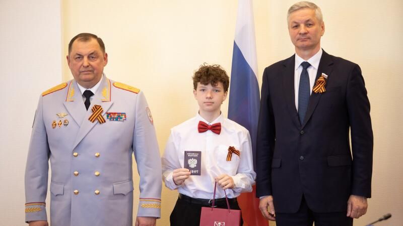 Начальник УМВД России по Вологодской области Павел Серов и председатель Законодательного Собрания Вологодской области Андрей Луценко вручил паспорта юным вологжанам Начальник УМВД России по Вологодской области Павел Серов и председатель Законодательного Собрания Вологодской области Андрей Луценко вручил паспорта юным вологжанам - РИА Новости, 1920, 08.05.2024