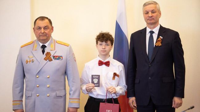 Начальник УМВД России по Вологодской области Павел Серов и председатель Законодательного Собрания Вологодской области Андрей Луценко вручил паспорта юным вологжанам