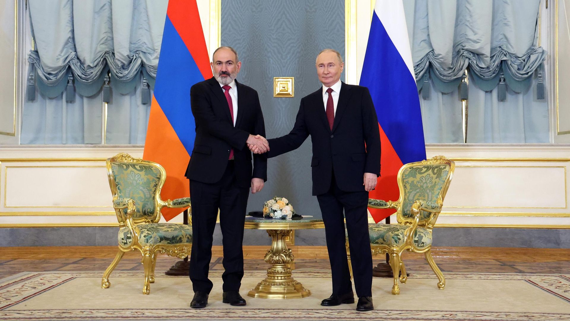 Встреча президента России Владимира Путина с премьер-министром Армении Николом Пашиняном Встреча президента России Владимира Путина с премьер-министром Армении Николом Пашиняном - РИА Новости, 1920, 09.05.2025