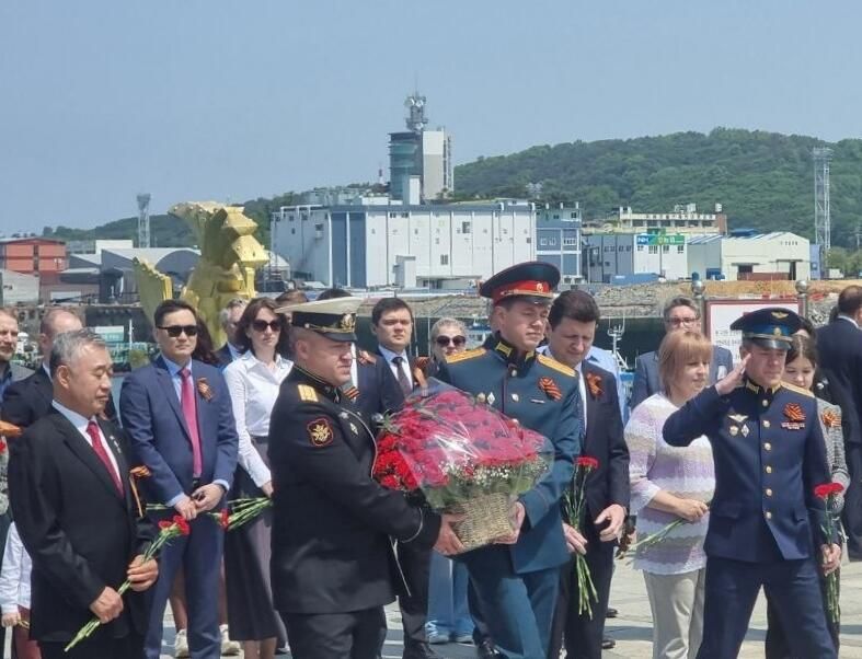 Церемония возложения цветов к монументу морякам с крейсера Варяг и канонерской лодки Кореец в Инчхоне Церемония возложения цветов к монументу морякам с крейсера Варяг и канонерской лодки Кореец в Инчхоне - РИА Новости, 1920, 09.05.2024