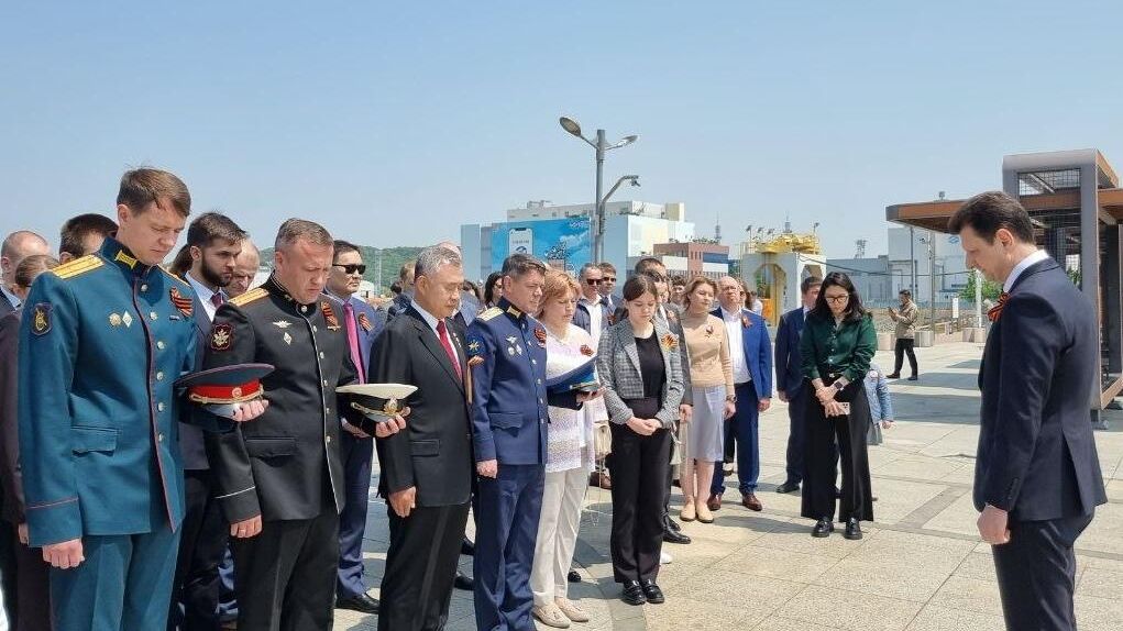 Представители российской дипломатической миссии в Южной Корее и соотечественники с семьями на церемонии возложения цветов к монументу морякам с крейсера Варяг и канонерской лодки Кореец в Инчхоне Представители российской дипломатической миссии в Южной Корее и соотечественники с семьями на церемонии возложения цветов к монументу морякам с крейсера Варяг и канонерской лодки Кореец в Инчхоне - РИА Новости, 1920, 09.05.2024