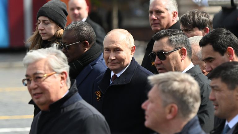 Президент РФ Владимир Путин и главы иностранных государств на Красной площади в Москве после военного парада, посвященного 79-й годовщине Победы в Великой Отечественной войне Президент РФ Владимир Путин и главы иностранных государств на Красной площади в Москве после военного парада, посвященного 79-й годовщине Победы в Великой Отечественной войне