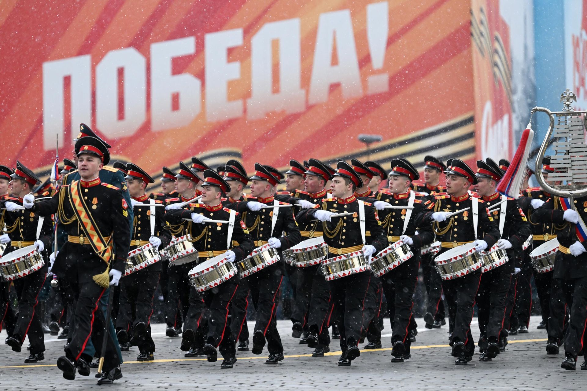 Рота барабанщиков Московского военно-музыкального училища им. генерал-лейтенанта В.М.Халилова на военном параде на Красной площади в честь 79-летия Победы в Великой Отечественной войне Рота барабанщиков Московского военно-музыкального училища им. генерал-лейтенанта В.М.Халилова на военном параде на Красной площади в честь 79-летия Победы в Великой Отечественной войне - РИА Новости, 1920, 09.05.2024
