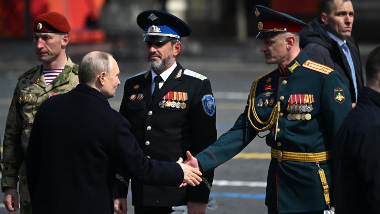 Президент РФ Владимир Путин общается с военнослужащими - участниками СВО после парада в Москве, посвященного 79-й годовщине Победы в Великой Отечественной войне Президент РФ Владимир Путин общается с военнослужащими - участниками СВО после парада в Москве, посвященного 79-й годовщине Победы в Великой Отечественной войне