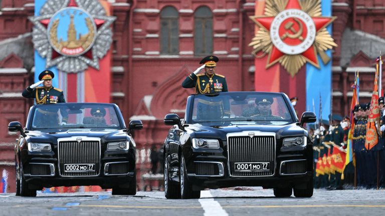 Министр обороны РФ Сергей Шойгу и главнокомандующий сухопутными войсками РФ Олег Салюков на военном параде на Красной площади в честь 79-летия Победы в Великой Отечественной войне Министр обороны РФ Сергей Шойгу и главнокомандующий сухопутными войсками РФ Олег Салюков на военном параде на Красной площади в честь 79-летия Победы в Великой Отечественной войне