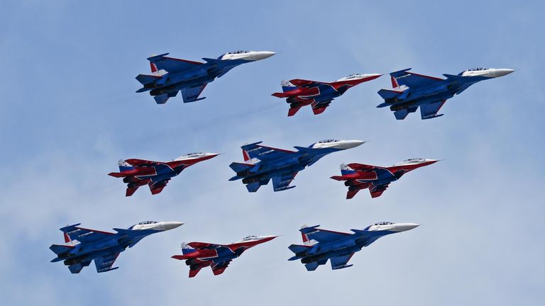 Строй кубинский бриллиант из истребителей МиГ-29 и Су-30СМ пилотажных групп Русские витязи и Стрижи на военном параде на Красной площади в честь 79-летия Победы в Великой Отечественной войне Строй кубинский бриллиант из истребителей МиГ-29 и Су-30СМ пилотажных групп Русские витязи и Стрижи на военном параде на Красной площади в честь 79-летия Победы в Великой Отечественной войне