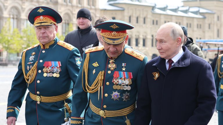 Президент РФ Владимир Путин, исполняющий обязанности министра обороны РФ Сергей Шойгу и главнокомандующий сухопутными войсками РФ Олег Салюков после парада в Москв Президент РФ Владимир Путин, исполняющий обязанности министра обороны РФ Сергей Шойгу и главнокомандующий сухопутными войсками РФ Олег Салюков после парада в Москв