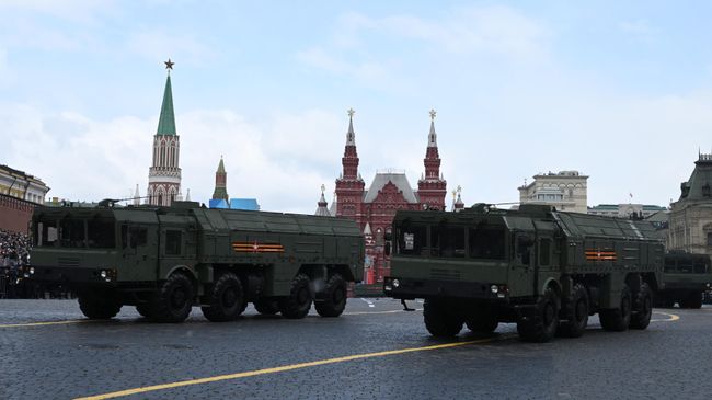 Оперативно-тактические ракетные комплексы Искандер-М на военном параде на Красной площади в честь 79-летия Победы в Великой Отечественной войне Оперативно-тактические ракетные комплексы Искандер-М на военном параде на Красной площади в честь 79-летия Победы в Великой Отечественной войне
