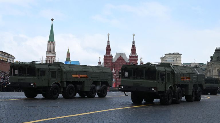 Оперативно-тактические ракетные комплексы Искандер-М на военном параде на Красной площади в честь 79-летия Победы в Великой Отечественной войне Оперативно-тактические ракетные комплексы Искандер-М на военном параде на Красной площади в честь 79-летия Победы в Великой Отечественной войне