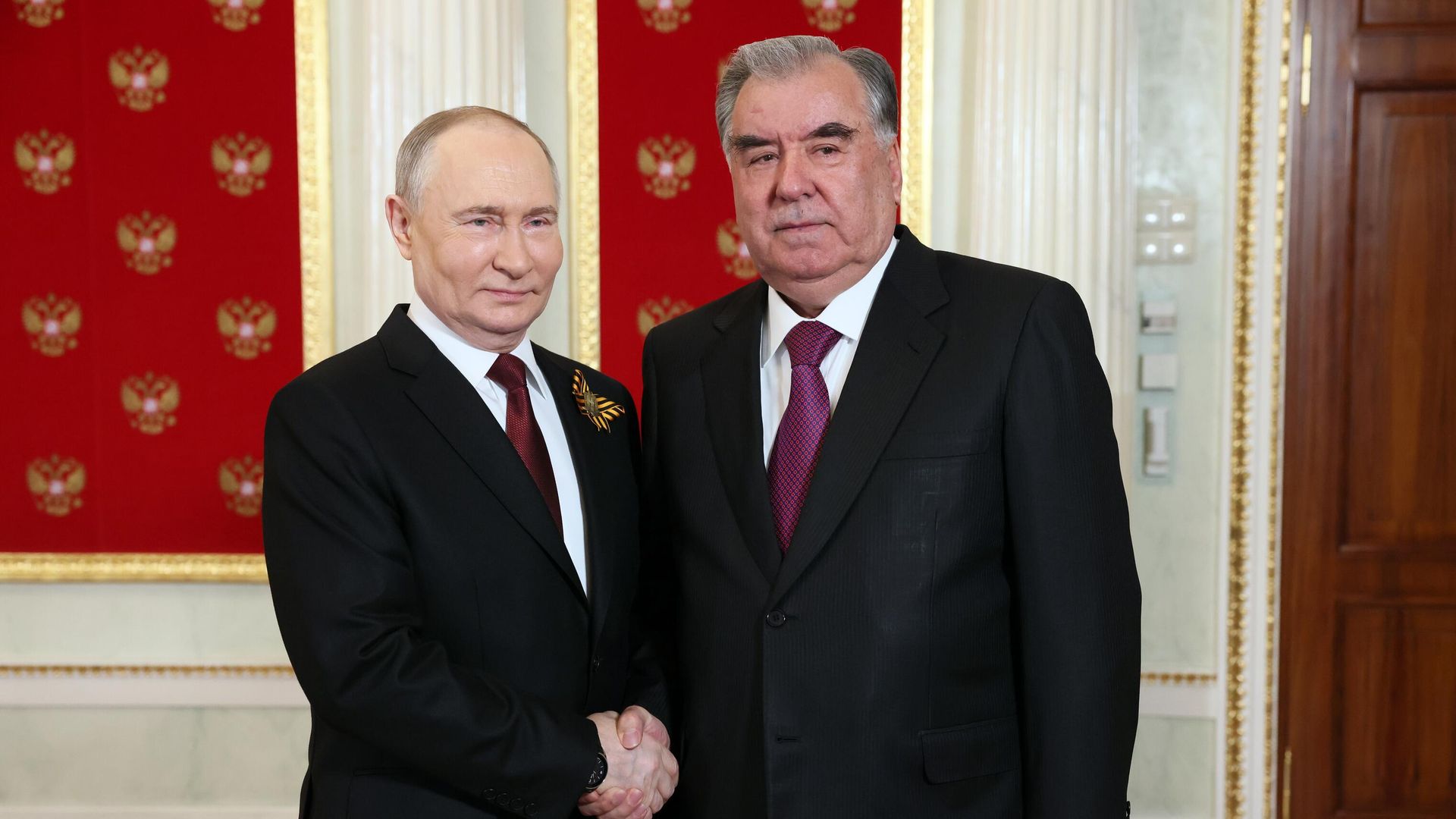 Президент России Владимир Путин и президент Таджикистана Эмомали Рахмон во время встречи в Москве Президент России Владимир Путин и президент Таджикистана Эмомали Рахмон во время встречи в Москве - РИА Новости, 1920, 09.05.2024