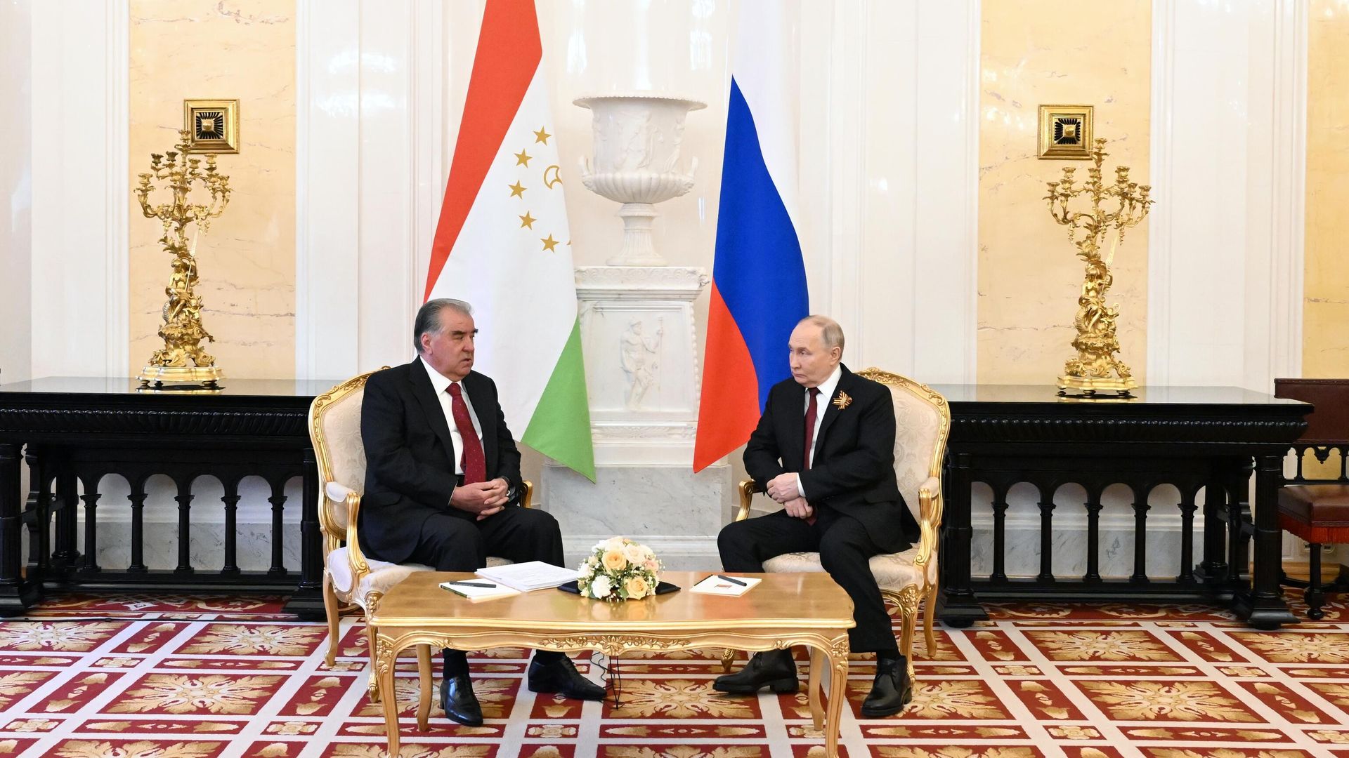 Президент РФ Владимир Путин и президент Таджикистана Эмомали Рахмон во время встречи Президент РФ Владимир Путин и президент Таджикистана Эмомали Рахмон во время встречи - РИА Новости, 1920, 09.05.2024