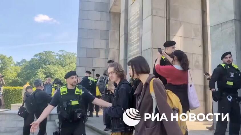 В Берлине полиция не позволила Бессмертному полку пройти единым строем. Кадр видео В Берлине полиция не позволила Бессмертному полку пройти единым строем. Кадр видео - РИА Новости, 1920, 10.05.2024