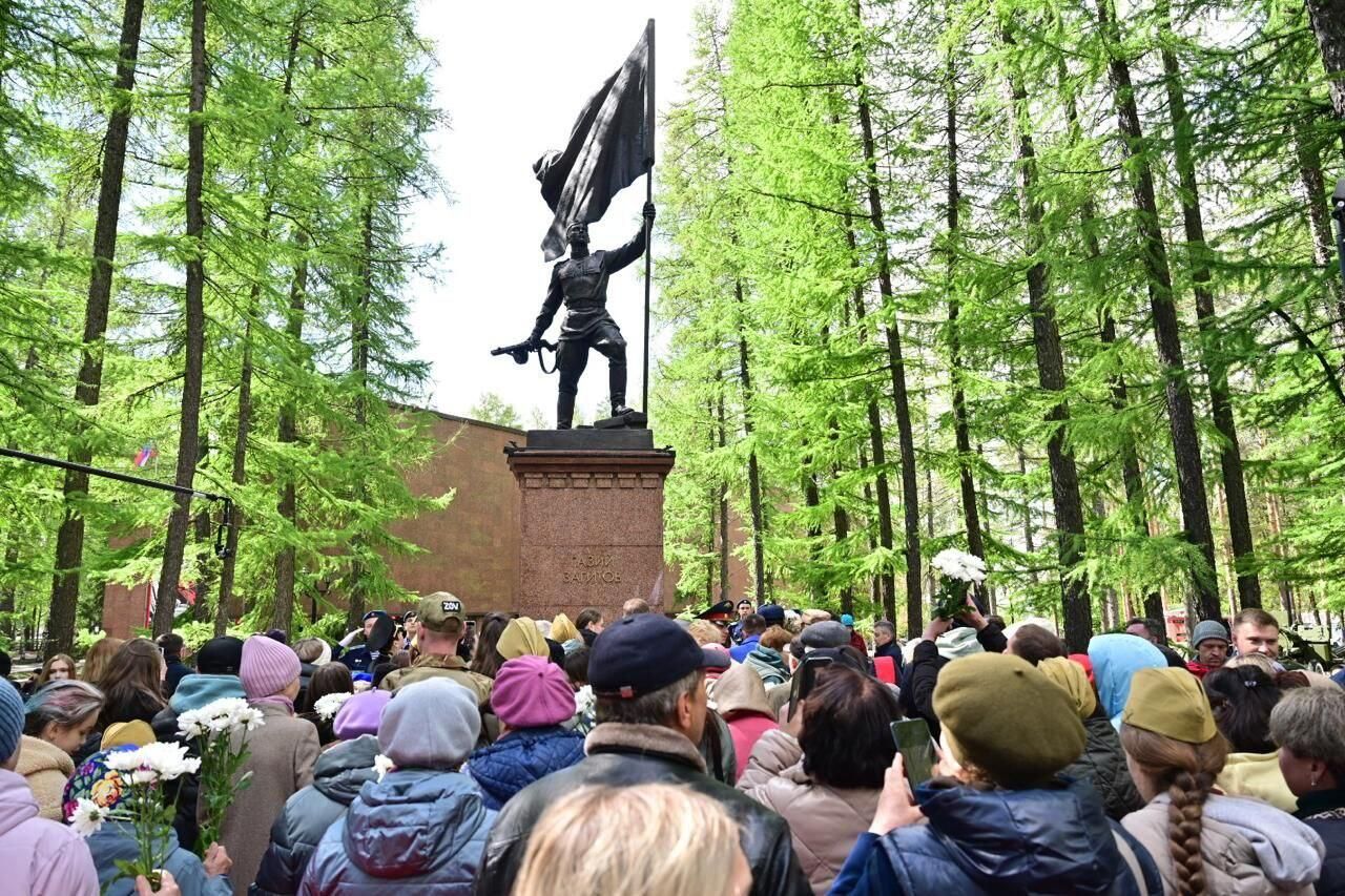 Памятник бойцу Гизию Загитову, первым поднявшему Красное Знамя над рейхстагом, в Уфе - РИА Новости, 1920, 28.04.2026
