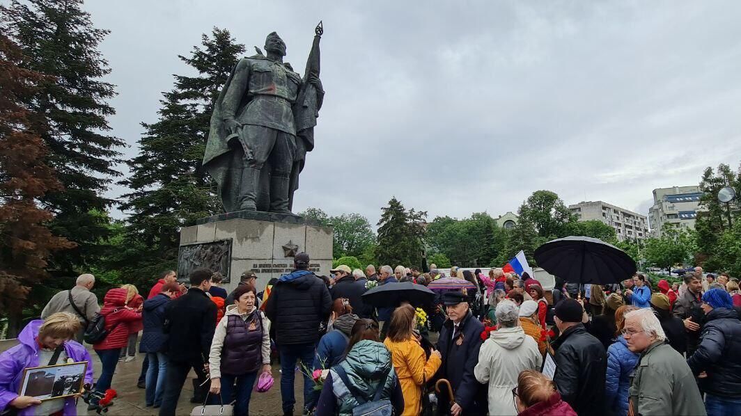 Торжественный митинг-концерт у памятника советскому воину-освободителю Алеша в Пловдиве, Болгария Торжественный митинг-концерт у памятника советскому воину-освободителю Алеша в Пловдиве, Болгария - РИА Новости, 1920, 09.05.2024