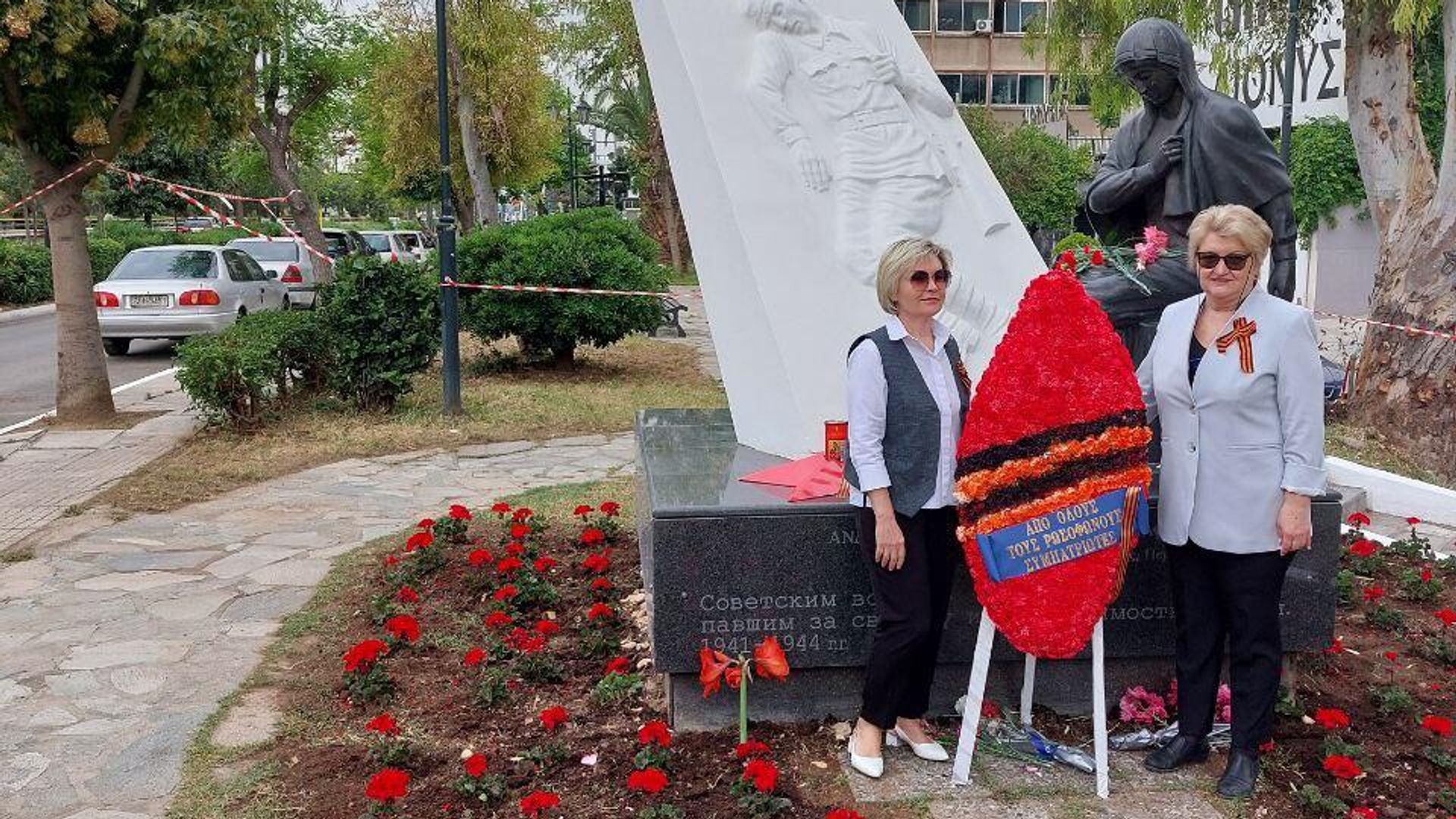 Российские соотечественники в честь Дня Великой Победы возложили цветы к памятнику Советскому солдату в Афинах Российские соотечественники в честь Дня Великой Победы возложили цветы к памятнику Советскому солдату в Афинах - РИА Новости, 1920, 09.05.2024