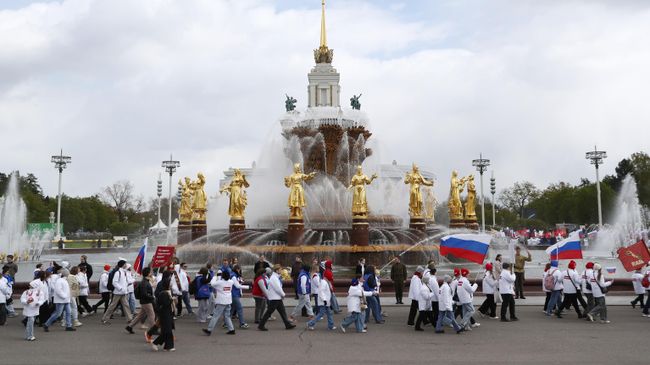 Торжественное шествие в честь 9 Мая на выставке Россия